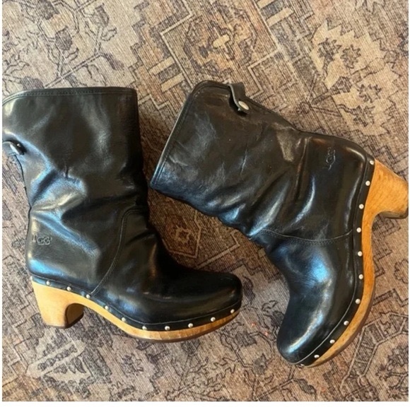 Stylish Ugg Black Leather Womens Clog Sherpa Boots Sz 7 - Picture 2 of 3